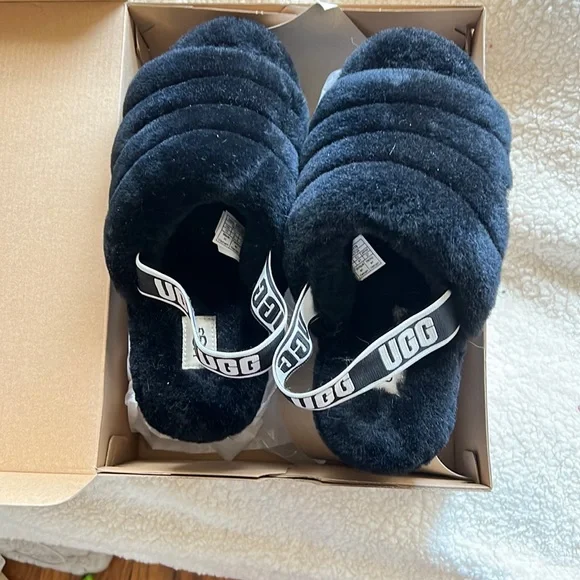 New ugg slippers - Picture 1 of 5